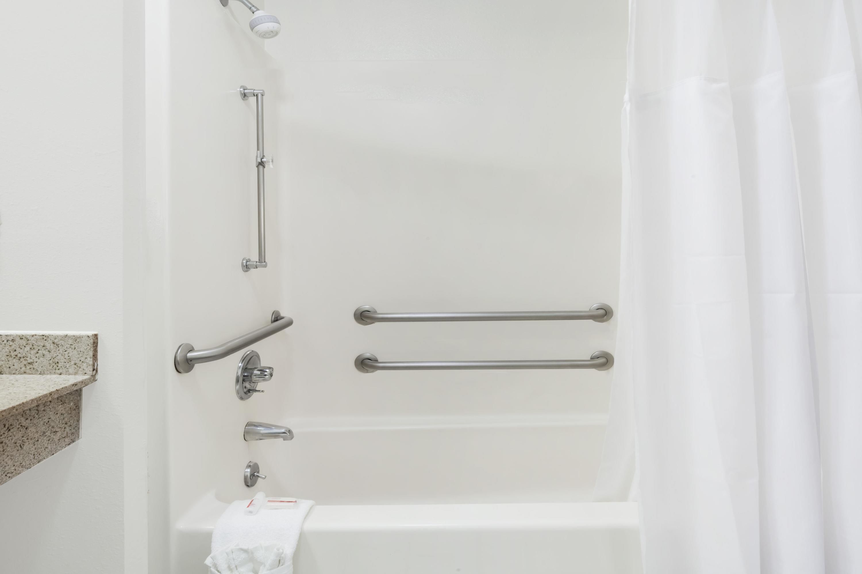 standard room, 1 king bed | bathroom | combined shower/bathtub, free toiletries, hair dryer, towels