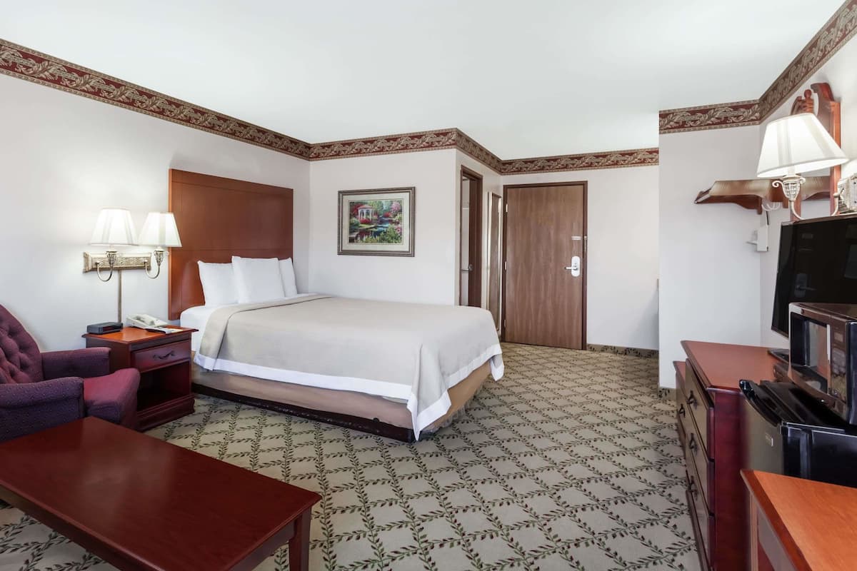 Suite, 1 Queen Bed, Refrigerator & Microwave
