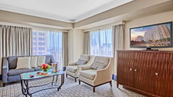 Deluxe Suite, 1 King Bed | Premium bedding, pillowtop beds, in-room safe, desk