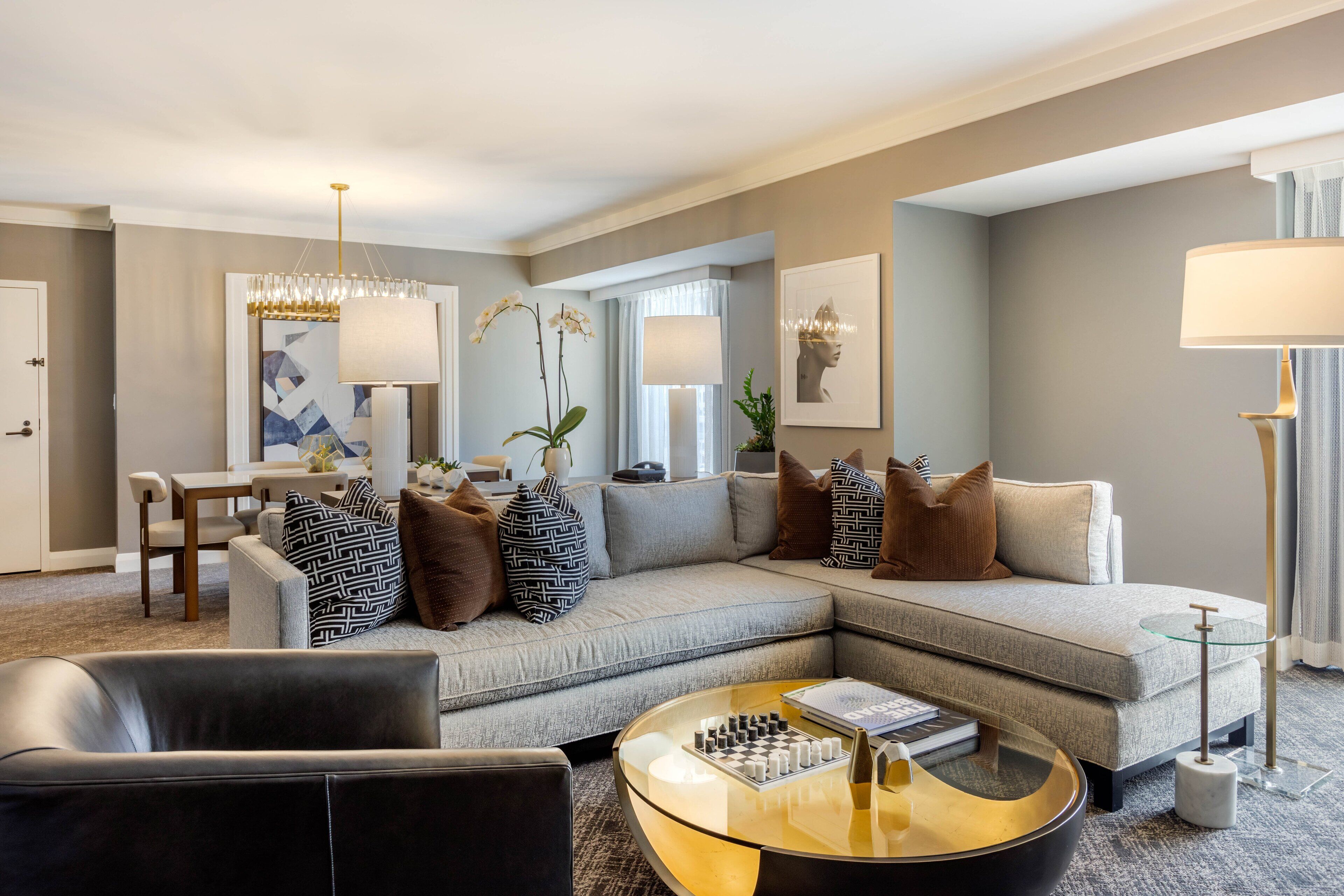 高档床上用品、加厚床垫、客房内保险箱、办公桌