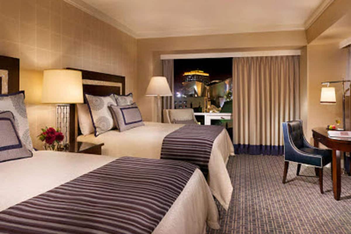 premium bedding, pillow-top beds, in-room safe, desk