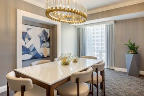 Ylelliset vuodevaatteet, pillowtop-patjalliset sängyt