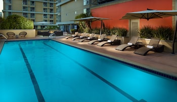 Outdoor pool, sun loungers at Omni Los Angeles Hotel at California Plaza