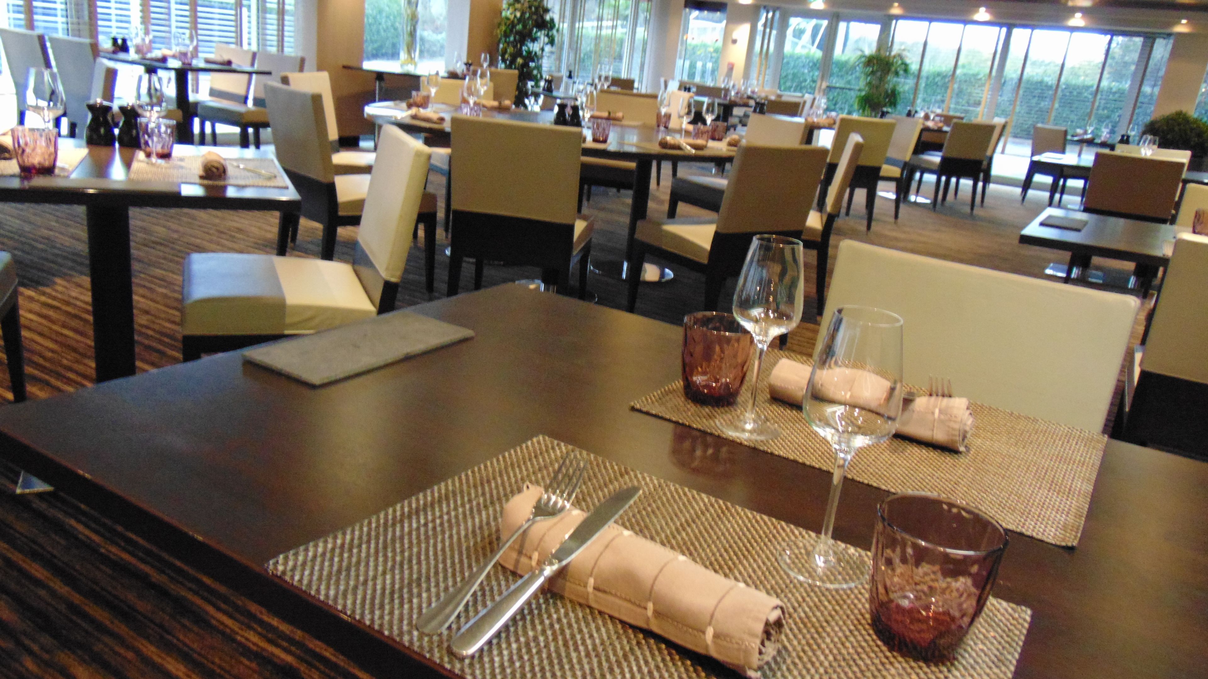 Petit déjeuner et dîner servis sur place