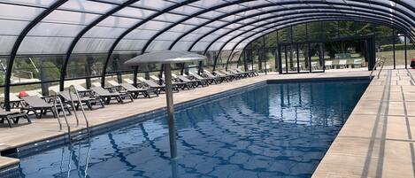 Innenpool, Außenpool, Sonnenschirme, Liegestühle