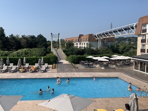 Piscine couverte, piscine extérieure, parasols de plage, chaises longues