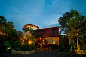 住宿正面 - 傍晚/夜晚