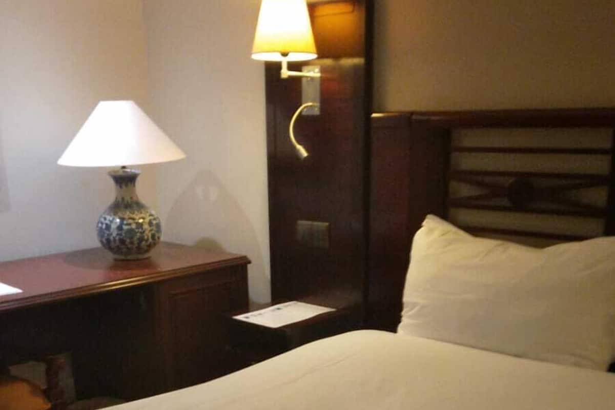 Habitación doble clásica | Ropa de cama de alta calidad y minibar