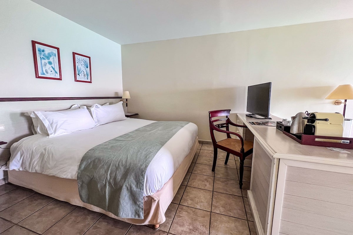 Junior Double Room, Terrace, Ocean View | In-room dining