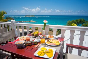 Petit-déjeuner, déjeuner et dîner servis sur place