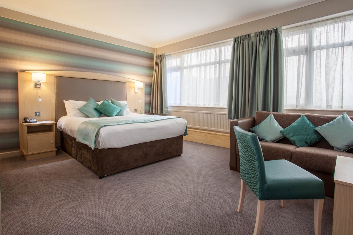 Executive Room, 1 King Bed, Non Smoking (with Sofabed) | Desk, laptop workspace, iron/ironing board, free cribs/infant beds