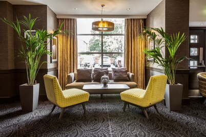 Cresta Court Hotel