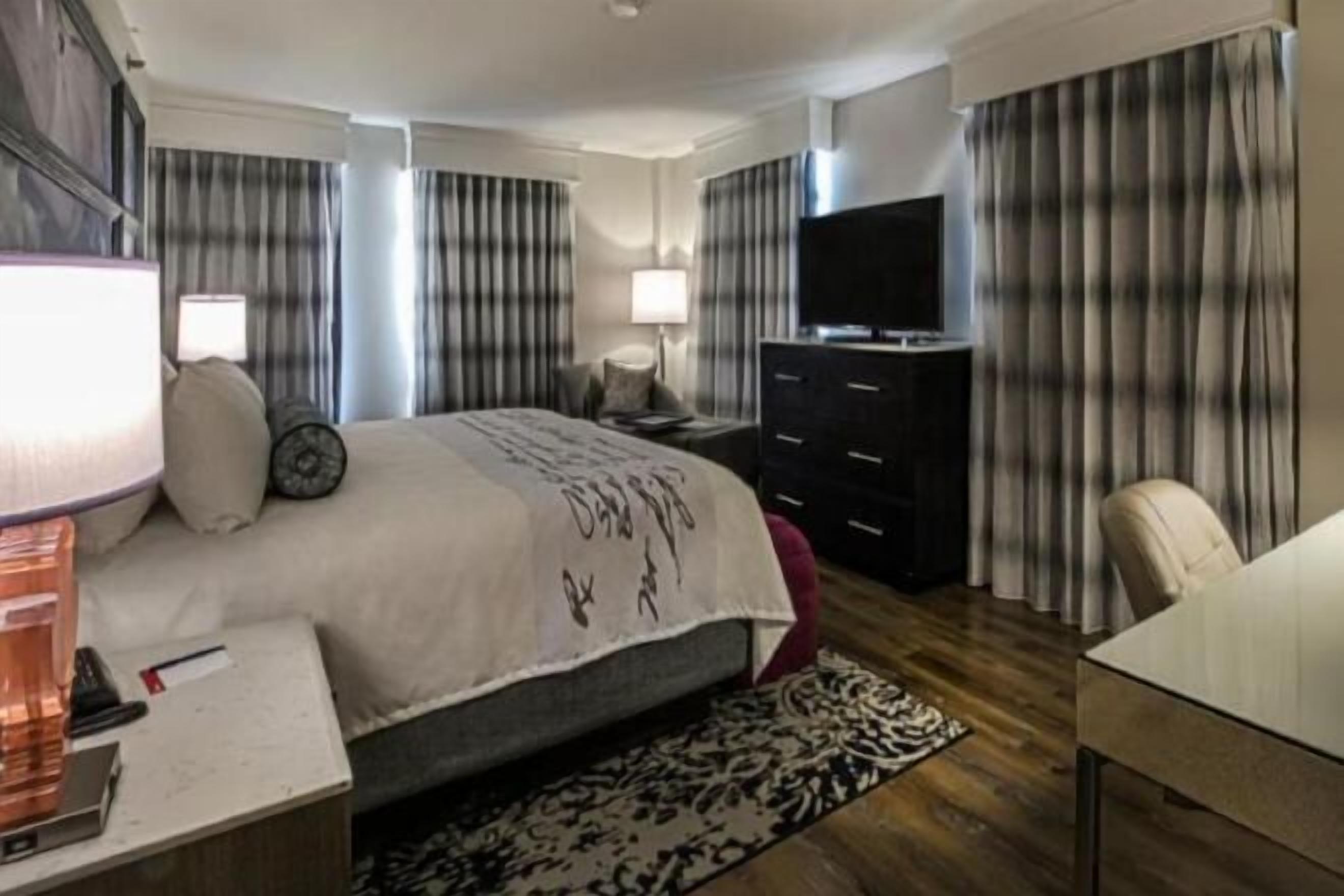 10 bedrooms, Egyptian cotton sheets, premium bedding, in-room safe