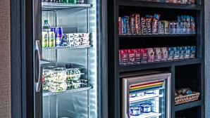 Máquina expendedora con diversas bebidas y aperitivos.