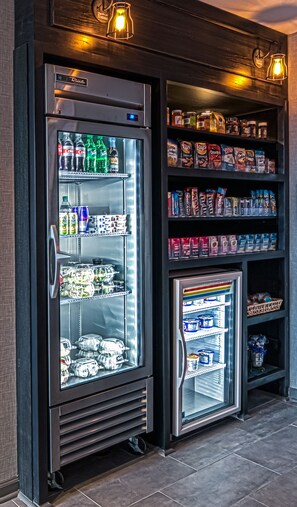Un distributeur automatique proposant une variété de boissons et d’en-cas.