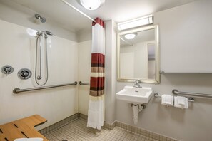 Deluxe kamer, 1 kingsize bed, toegankelijk voor mindervaliden (Roll-In Shower, Smoke Free) | Badkamer | Gratis toiletartikelen, handdoeken, zeep, shampoo