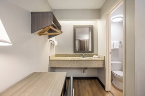 Free toiletries, towels, soap, shampoo - Red Roof Inn Lansing West - MSU (Lansing)