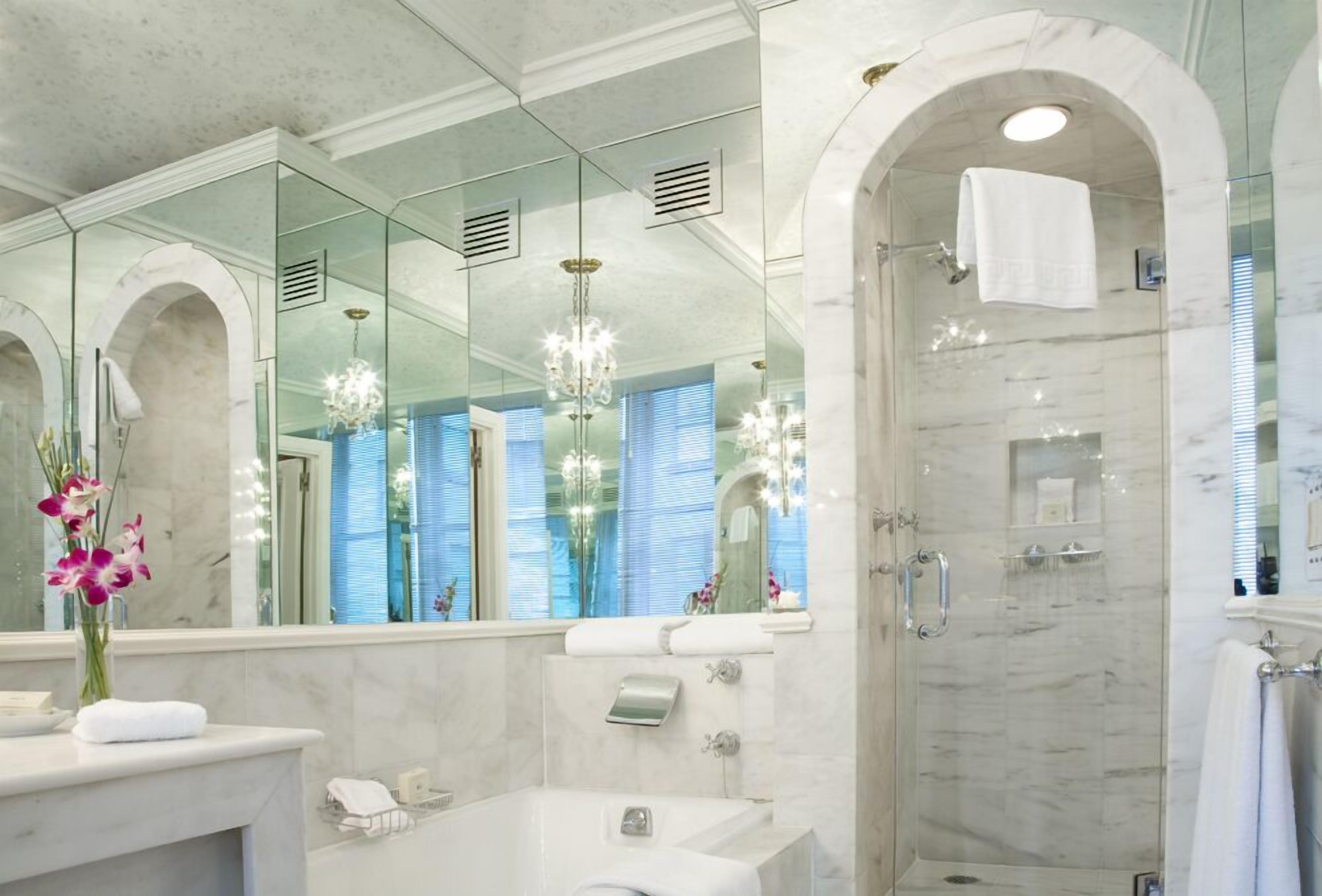 Artículos de higiene personal de diseño, secador de pelo y albornoces