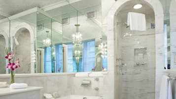 Amenidades de baño de diseñador, secadora de cabello, batas, pantuflas