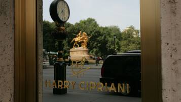 Blick durch ein Fenster, auf dem der Name "HARRY CIPRIANI" zu sehen ist.