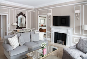 Suite, Stadtblick | Wohnzimmer | 50-Zoll-Flachbildfernseher mit Kabelempfang, iPod-Dockingstation