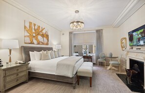 Egyptian cotton sheets, premium bedding, down duvets, in-room safe - The Sherry Netherland (New York)