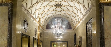 Coin salon dans le hall