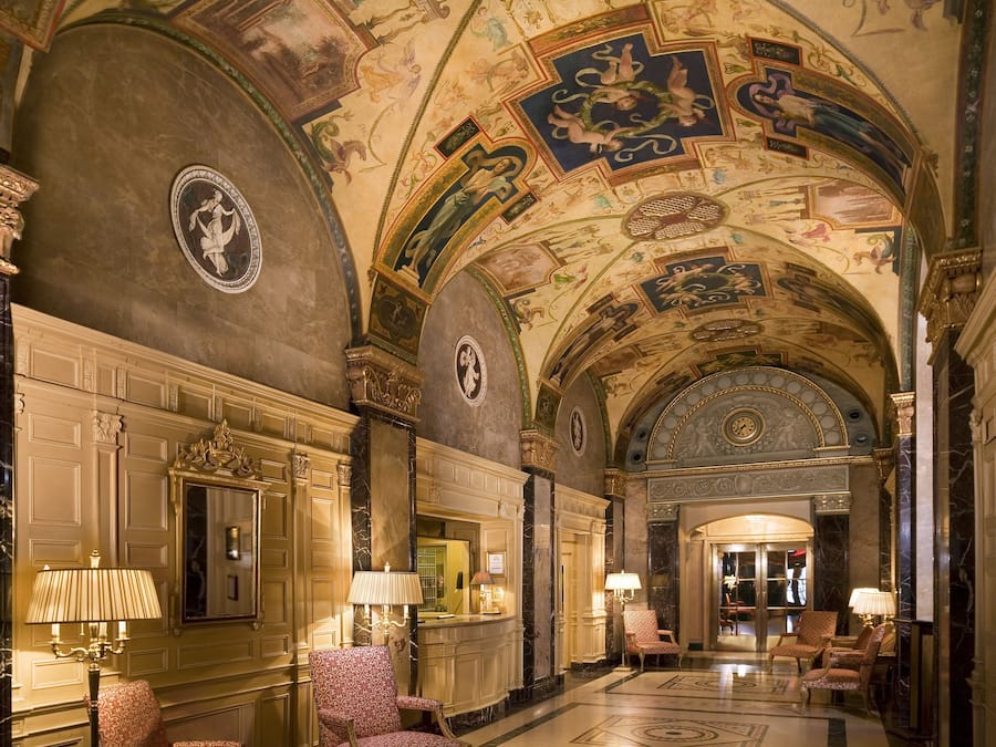 Área de estar no saguão