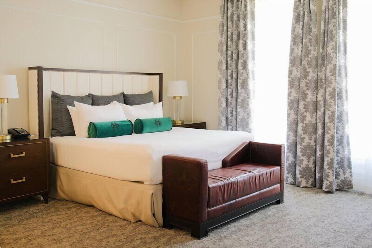 Presidential Suite | Premium bedding, minibar, desk, blackout drapes