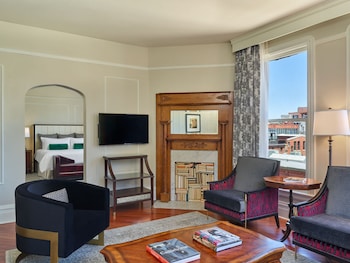 Presidential Suite | Premium bedding, minibar, desk, blackout drapes at The Oxford Hotel