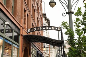 Un edificio con un cartel que dice "OXFORD ROAD HOTEL" y un farol.