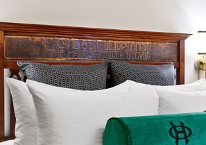 Junior suite | Luxe beddengoed, een minibar, een bureau, verduisterende gordijnen