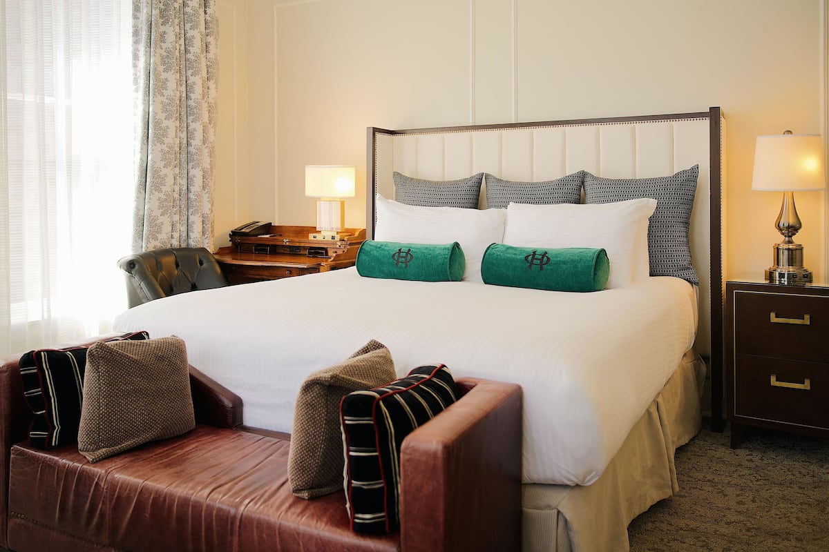 Premium Room, Corner | Premium bedding, minibar, desk, blackout drapes