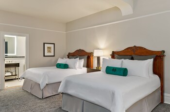 Premium bedding, minibar, desk, blackout drapes at The Oxford Hotel