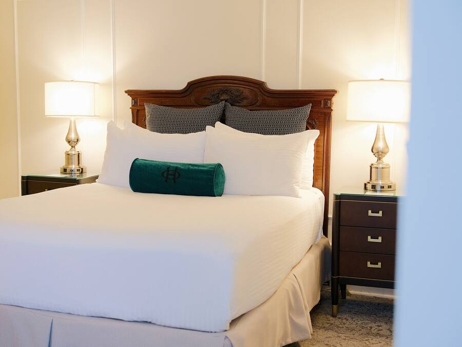 Premium bedding, minibar, desk, blackout curtains