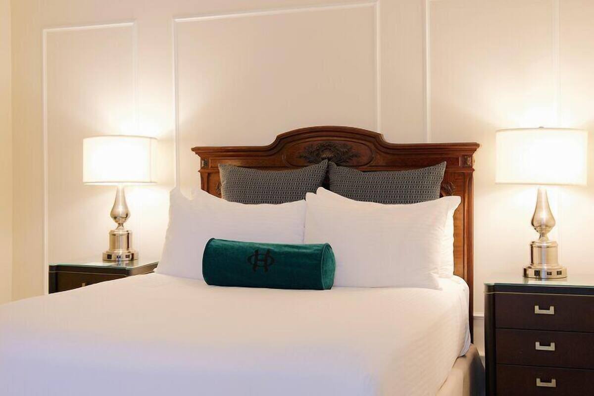 Junior Suite | Premium bedding, minibar, desk, blackout drapes
