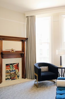 Deluxe Room (Classic) | Premium bedding, minibar, desk, blackout drapes at The Oxford Hotel