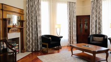 Presidential Suite | Premium bedding, minibar, desk, blackout drapes