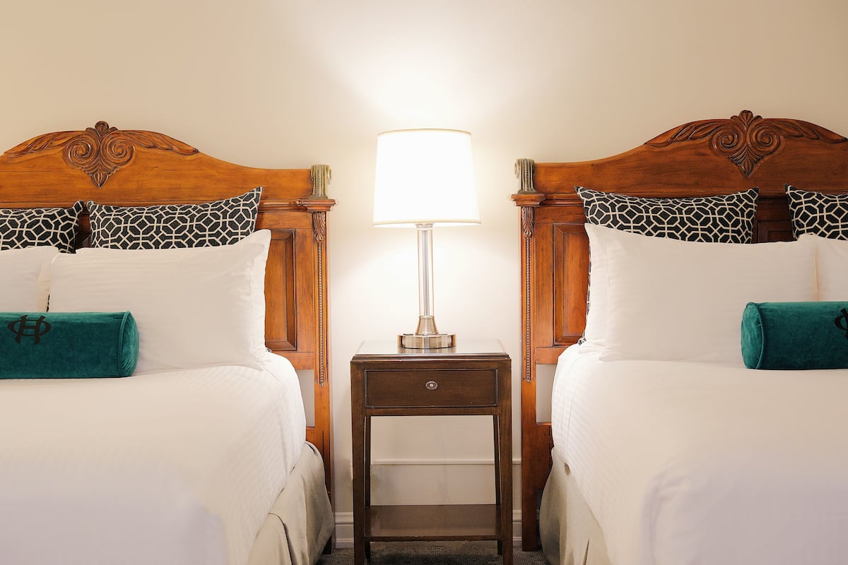 Roupas de cama premium, frigobar, escrivaninha, cortinas blackout