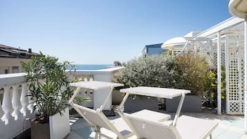 Deluxe-Zimmer, Terrasse, eingeschränkter Meerblick | Terrasse/Patio