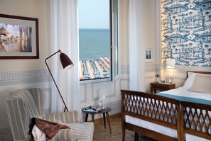 Habitación superior con 1 cama doble o 2 individuales, vistas al mar, mirando al mar | Ropa de cama de alta calidad, edredones de plumas, minibar y caja fuerte