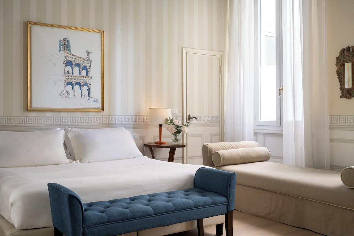 Classic-værelse til 3 personer - 1 dobbeltseng med sovesofa - udsigt til gårdsplads | 2 soveværelser, premium-sengetøj, dundyner, minibar