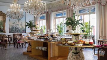 Tägliches großes Frühstück (23 EUR pro Person)