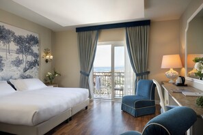 Habitación Deluxe, balcón, vistas al mar | Ropa de cama de alta calidad, edredones de plumas, minibar y caja fuerte