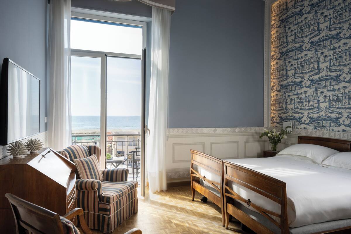 camera superior con letto matrimoniale o 2 letti singoli, vista mare, fronte mare,con balcone | view from room