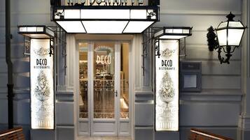 2 restaurants, serveren diner, Italiaanse gerechten