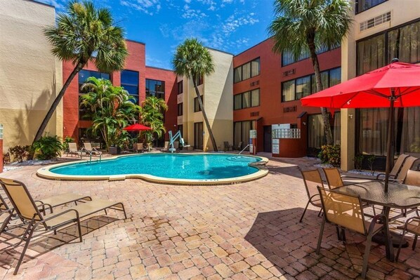 Outdoor pool, open 7:00 AM to 10:00 PM, pool umbrellas, sun loungers - Red Roof Inn St Petersburg - Clearwater/Airport (Clearwater)