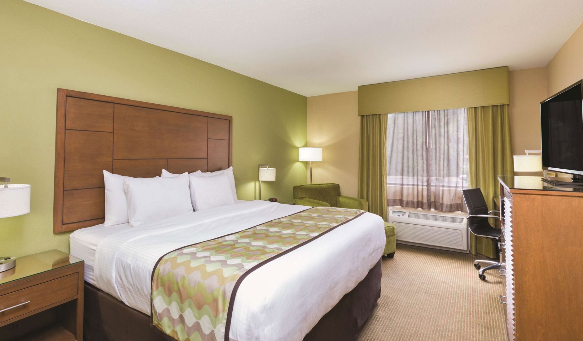1 bedroom, premium bedding, desk, laptop workspace