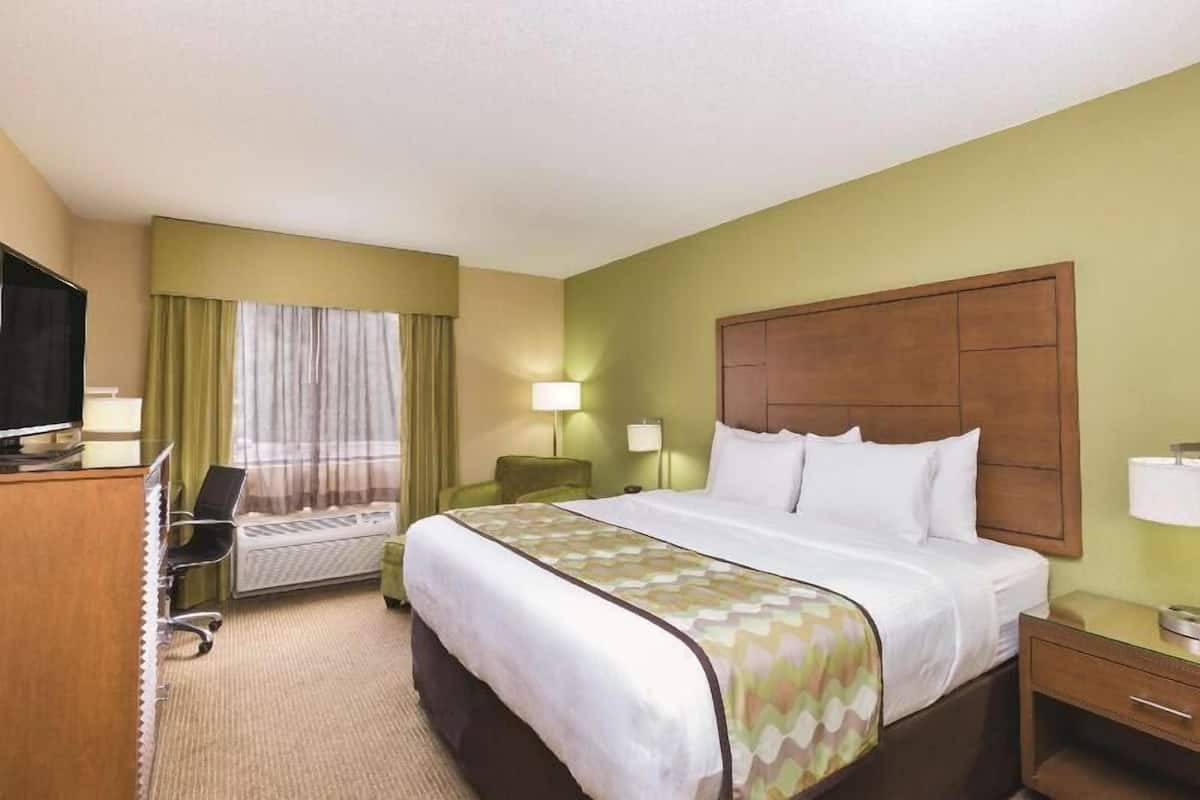 1 bedroom, premium bedding, desk, laptop workspace