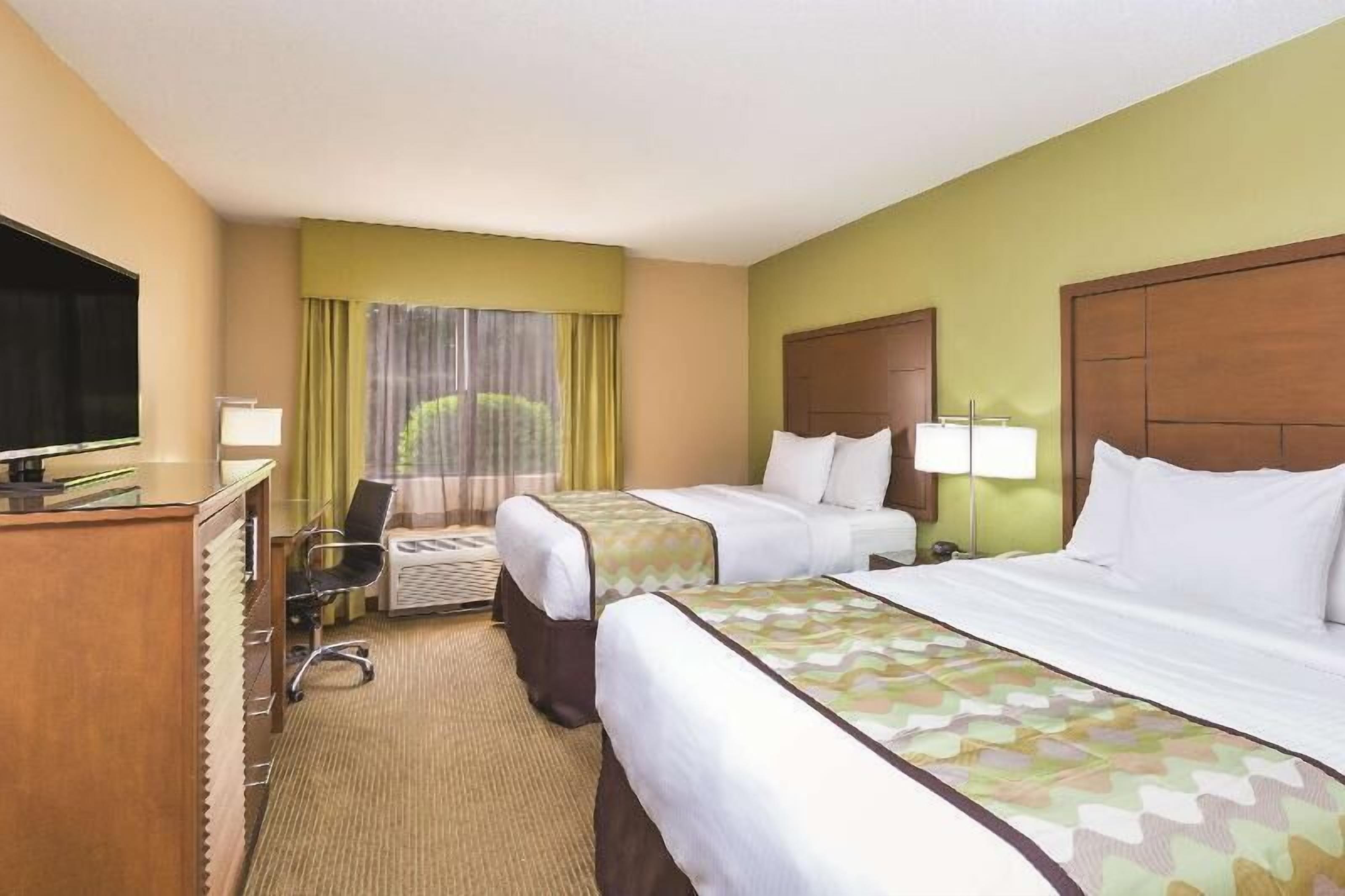 1 bedroom, premium bedding, desk, laptop workspace
